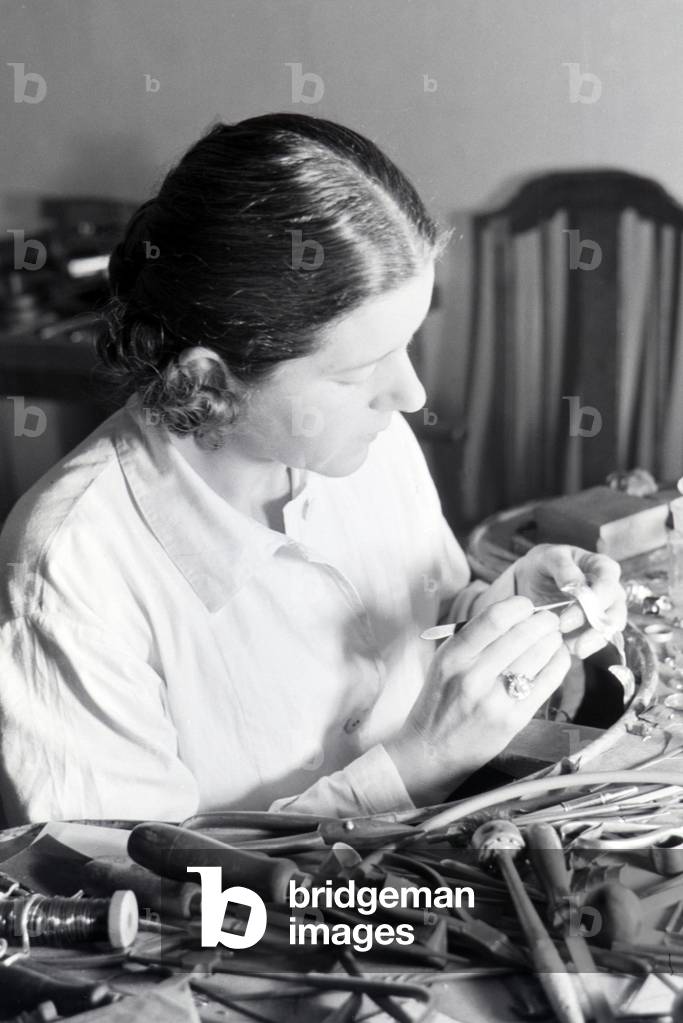 A goldsmith working on a piece of jewellery, Germany 1930s (b/w photo)