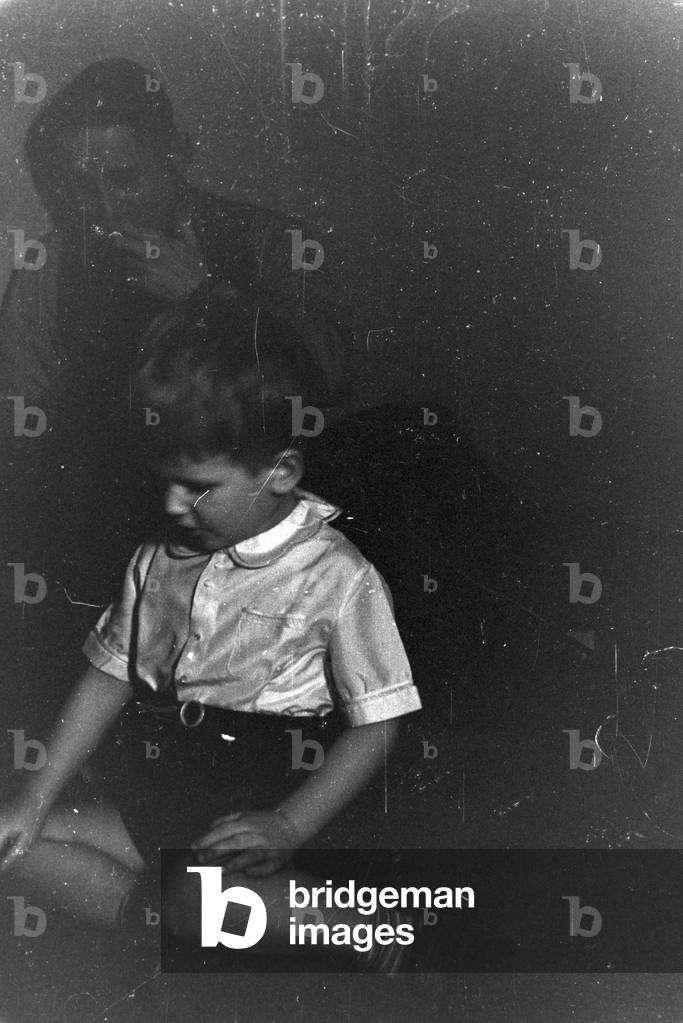 A family celebrating Christmas, Germany 1930s (b/w photo)