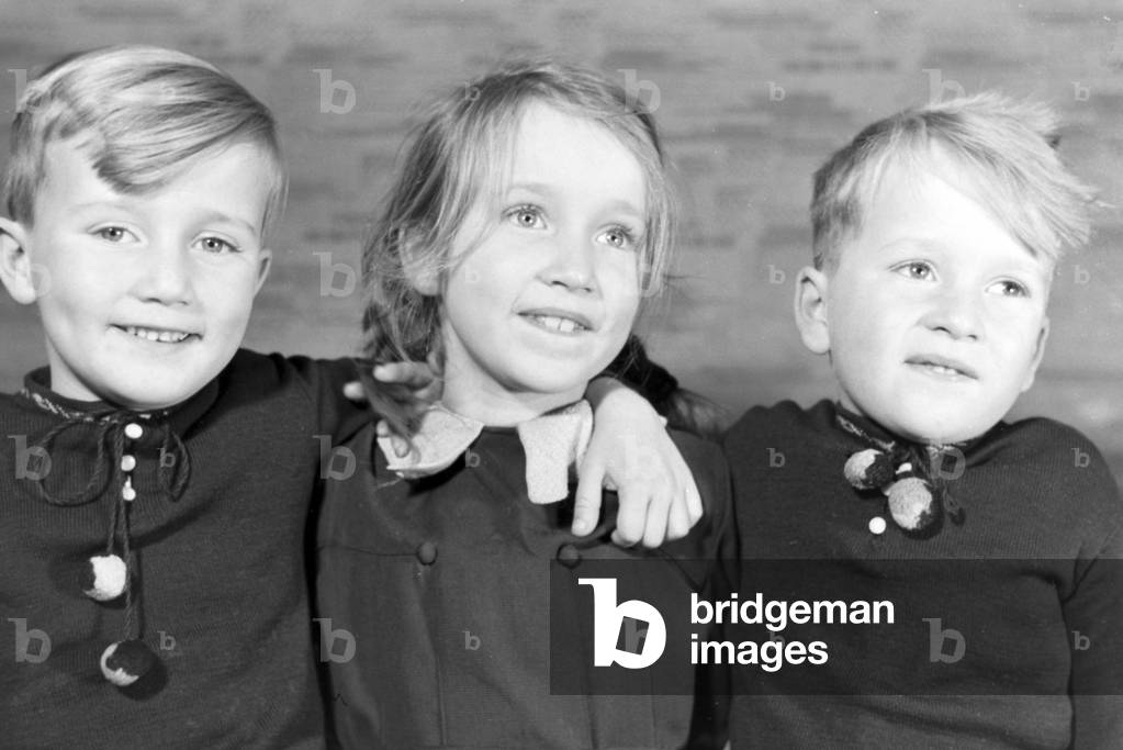 Members of a extended family, Germany 1930s (b/w photo)
