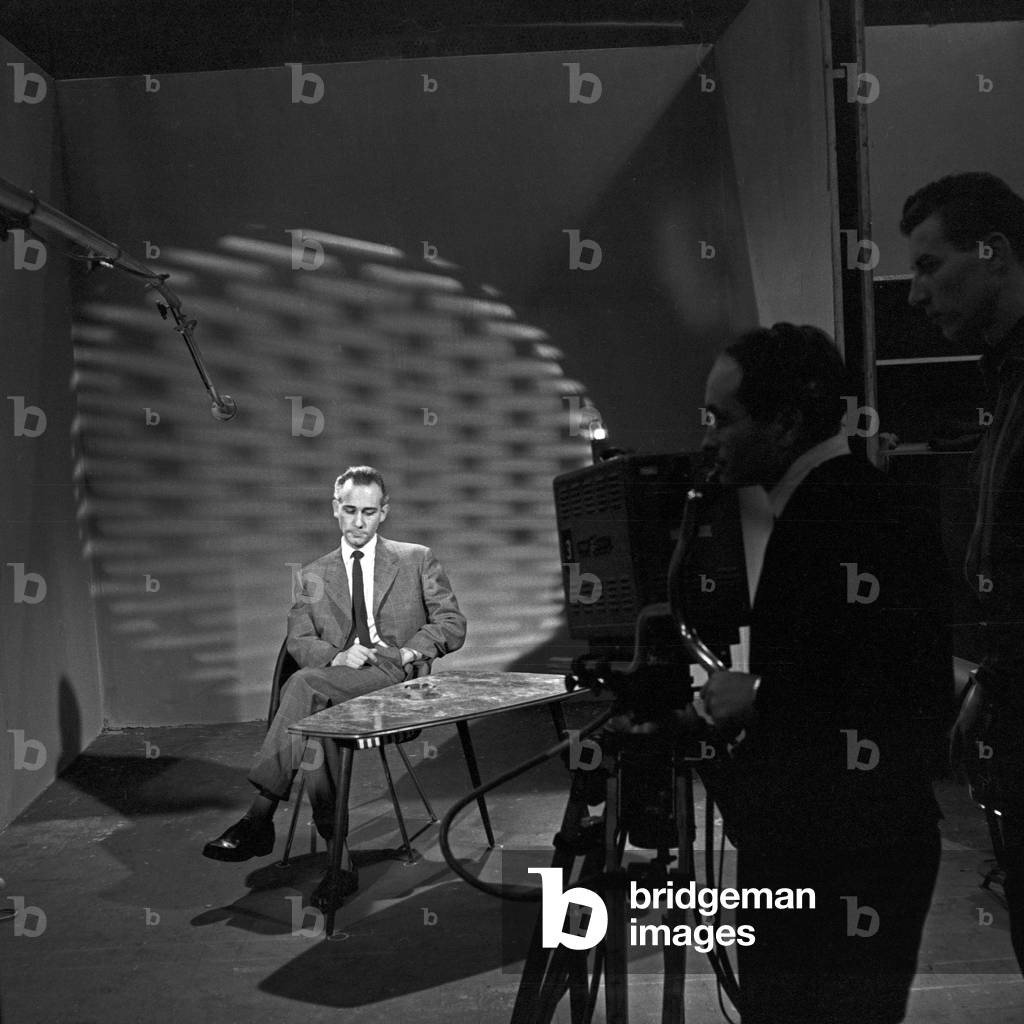 Quiet at the studio while recording a presenter at German radio and TV station NDR in Hamburg, Germany 1950s
