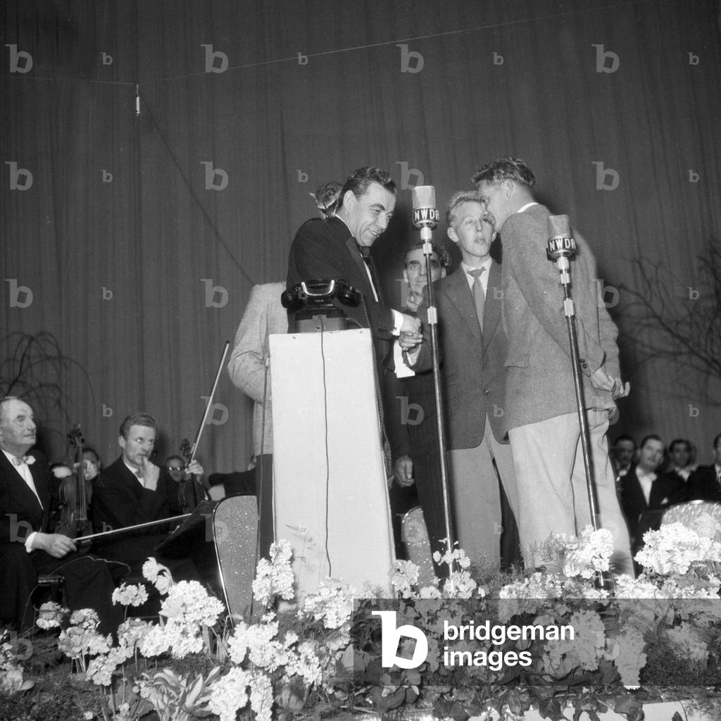German actor, singer and showmaster Peter Frankenfeld acting as a talent scout, Hamburg 1954