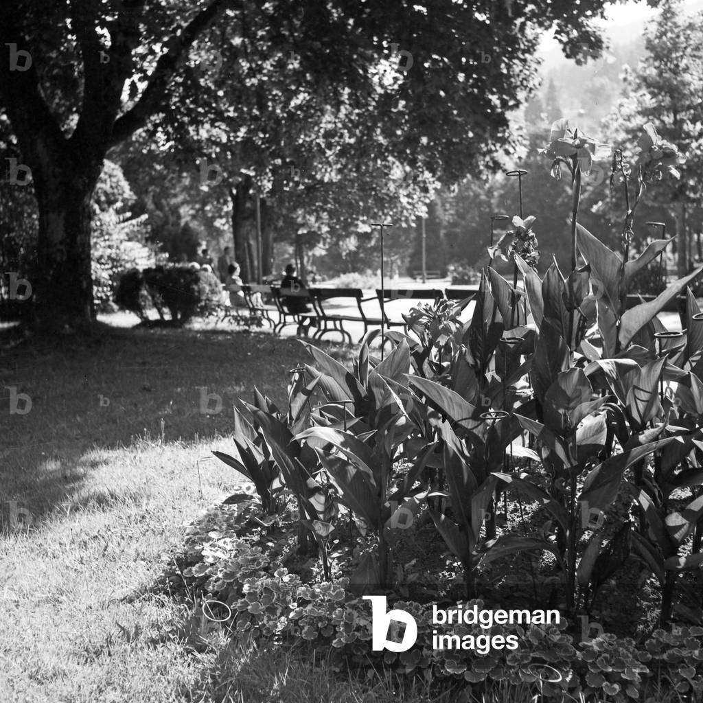 At the spa gardens of a spa resort, Germany 1930s (b/w photo)
