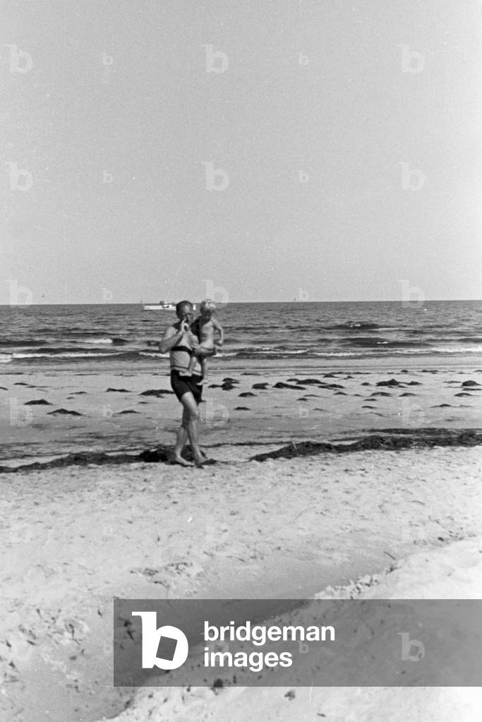 Holidaymakers at the beach of the Baltic Sea, Germany 1930s (b/w photo)