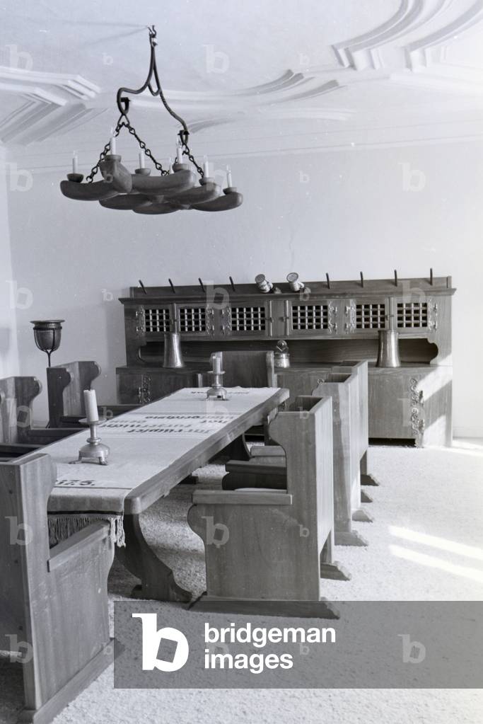 Dining room with a long table and table runner in the Hartmannsberg castle, the residence of Hitler´s favoured sculptor Josef Thorak, Germany 1930s (b/w photo)