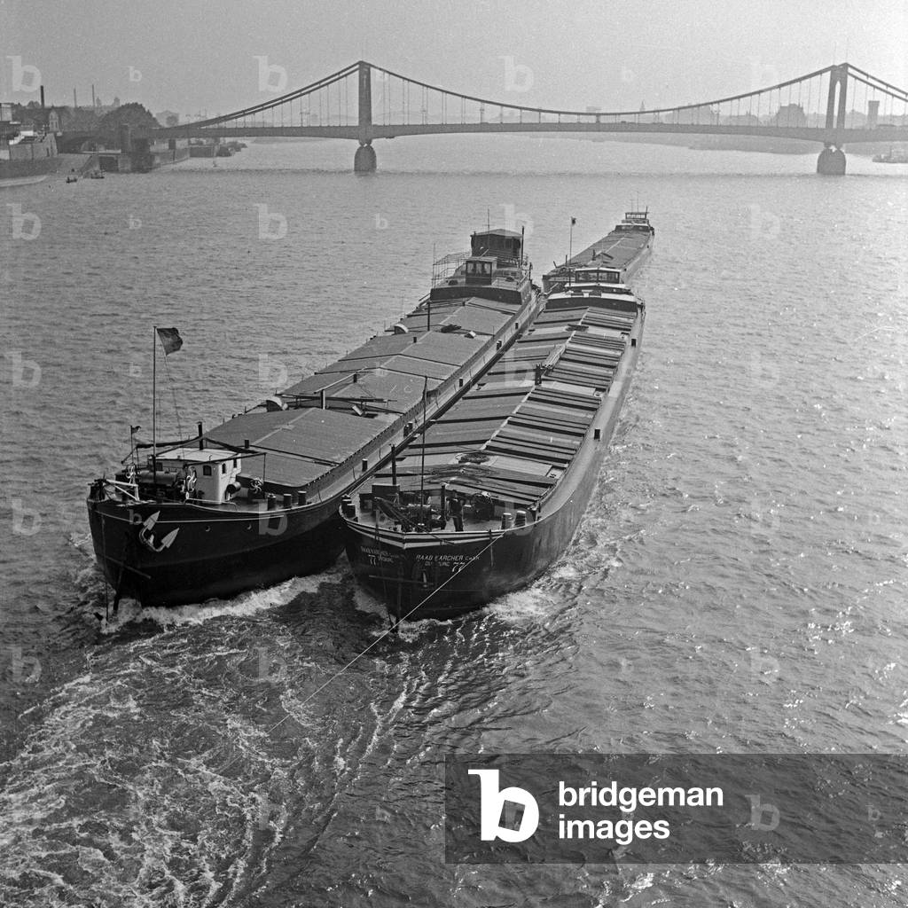 Three towboats passed the Hindenburgbruecke bridge in river Rhine at Cologne, Germany 1930s (b/w photo)