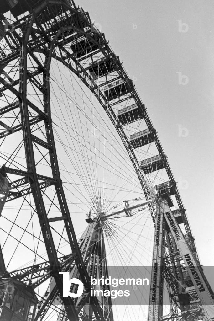 A trip to the amusement park of Vienna (Vienna´s Prater), Germany 1930s (b/w photo)
