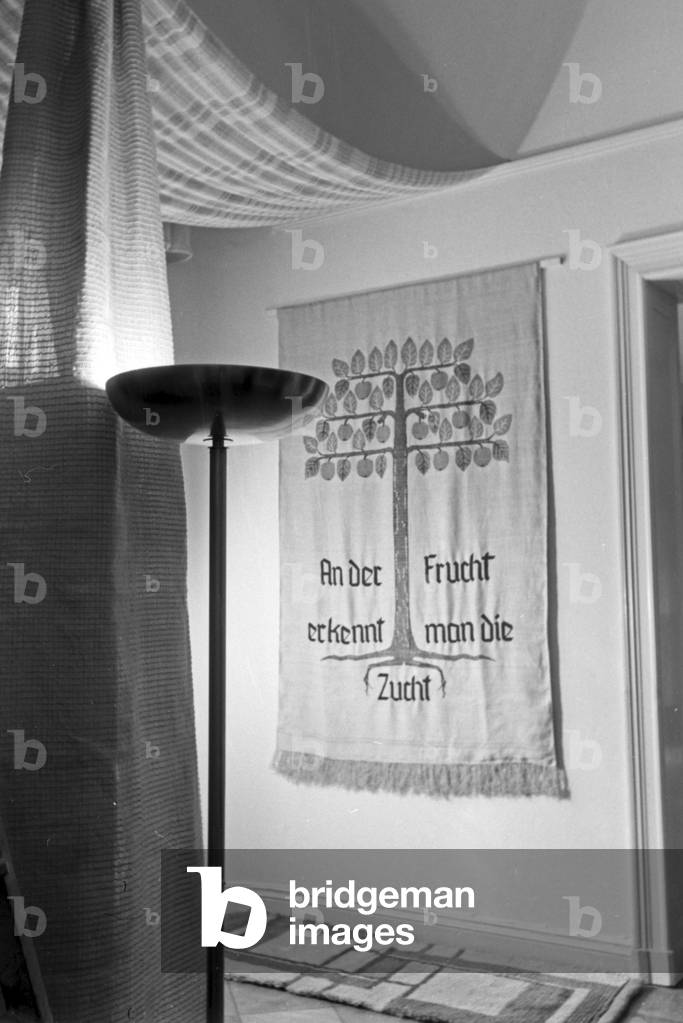Tapestry with aphorism as a product of Adolf Bauer & Sons' weaving mill as exhibits, Germany 1940s (b/w photo)