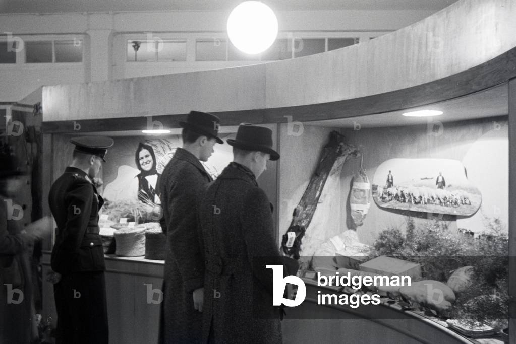 Visitors of the Leipziger Frühjahrsmesse in front of a stand with traditional delicacy from Slovakia, Germany 1941 (b/w photo)