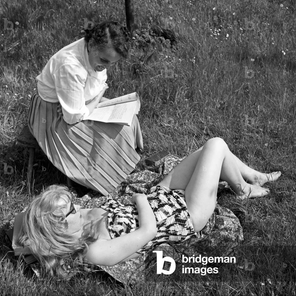 German actress Karin Stoltenfeldt talking to her mother while tanning, Germany 1950s