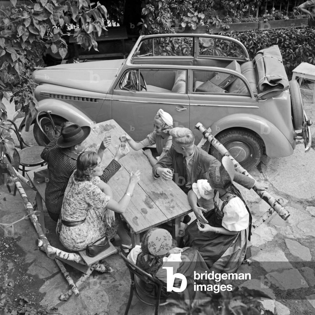 With an Opel convertible to a garden restaurant, Austria, 1930s (b/w photo)
