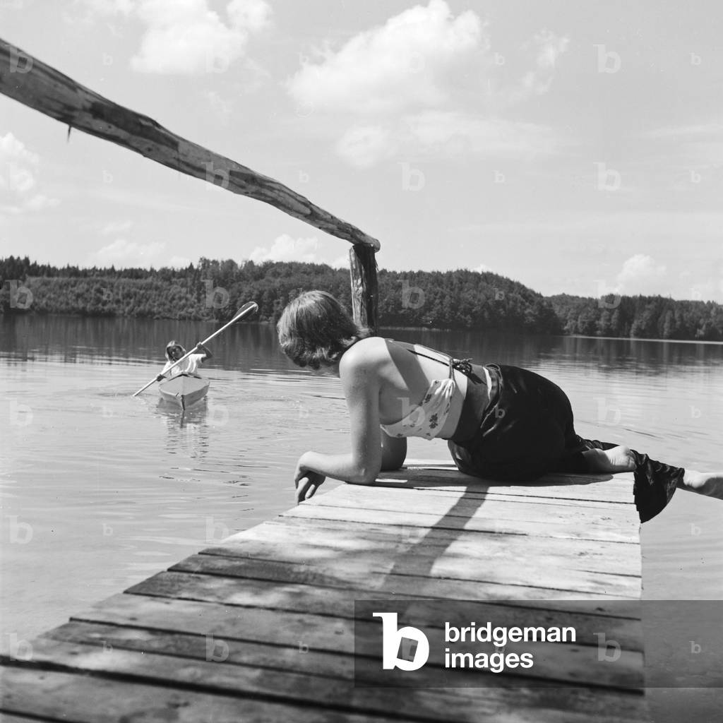 Two young women at a boardwalk on the shore of a lake in the Wachau area, Germany 1930s (b/w photo)