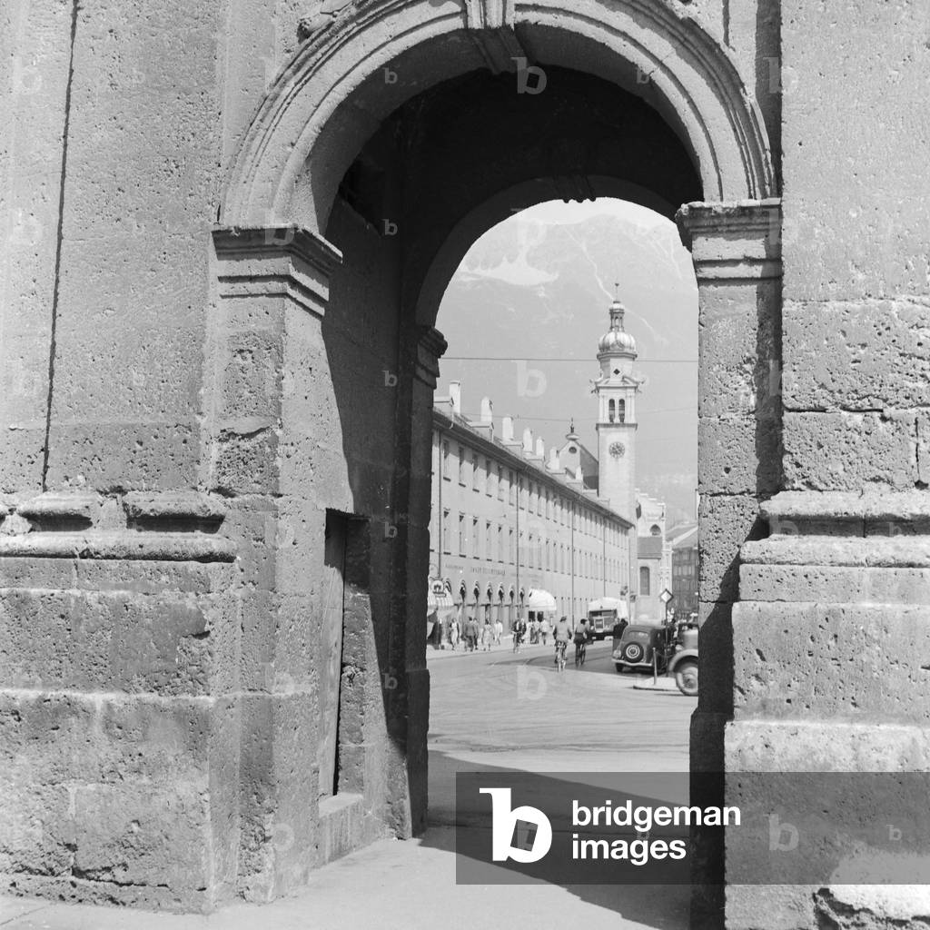 Triumph gate at Innsbruck in Austria, Germany 1930s (b/w photo)