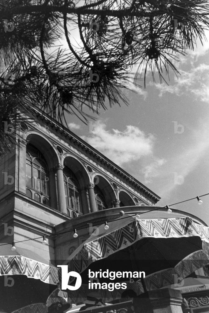 The café terrace of Villa Berg in Stuttgart, Germany 1930s (b/w photo)