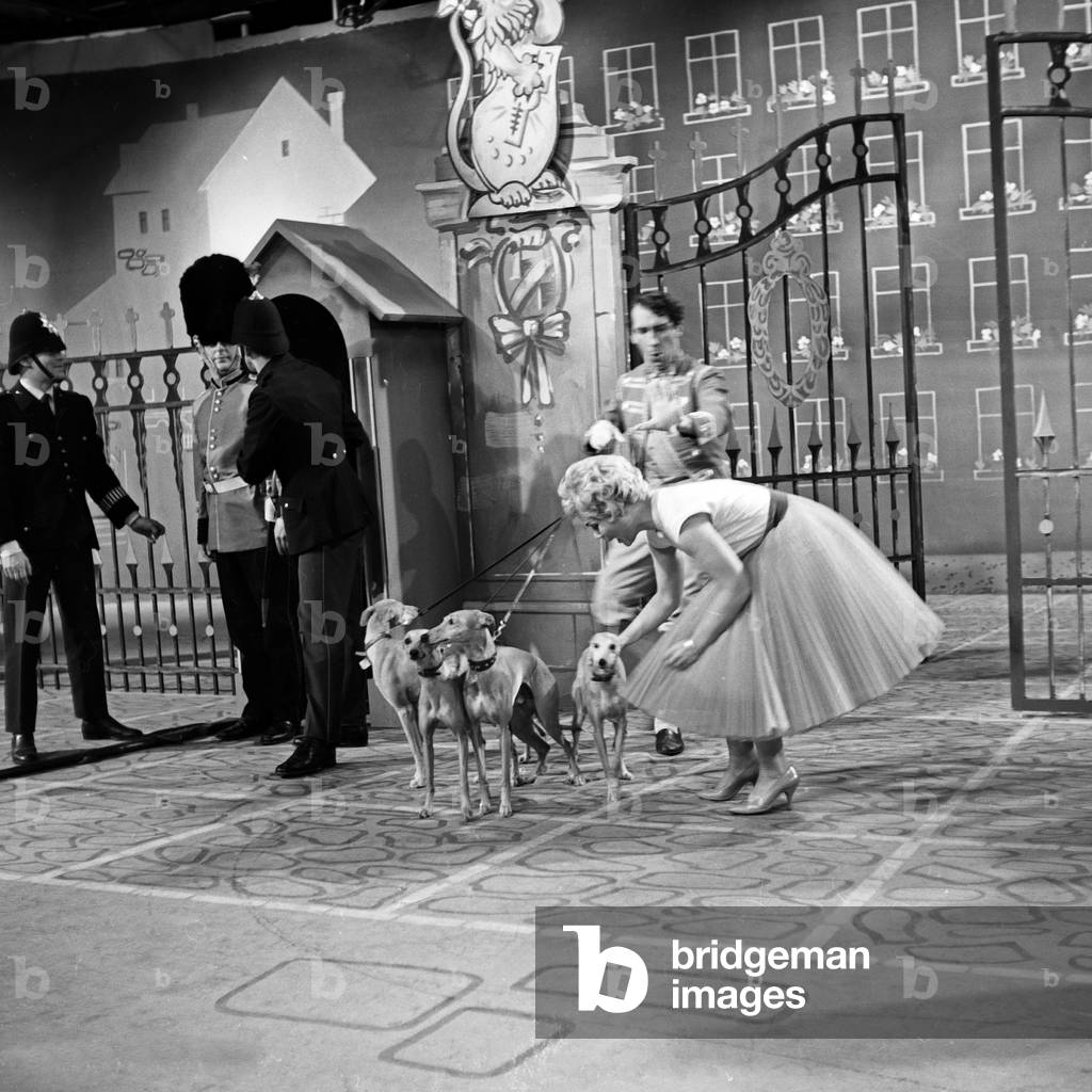 German schlager singer Christa Williams with a British guard at the NDR TV music show 