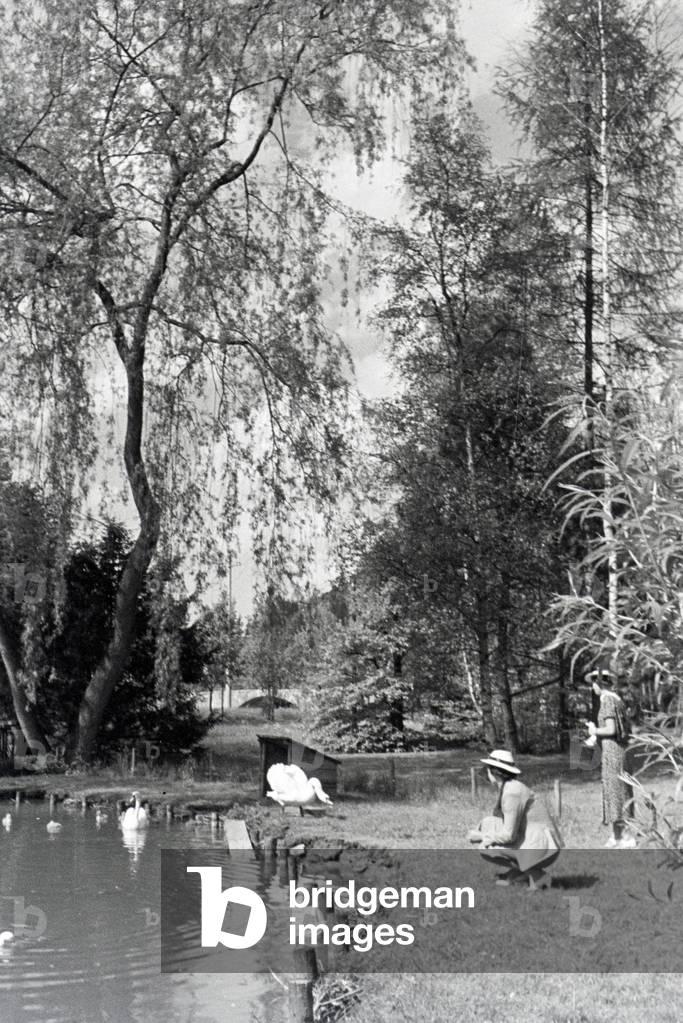 Two ladys in the spa gardens Hirsau, Black Forest, Germany 1930s (b/w photo)