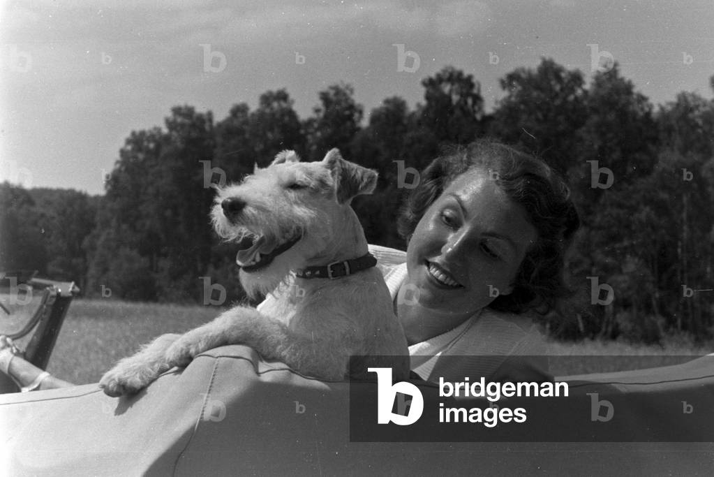 A ride with the Ford V8, Germany 1930s (b/w photo)