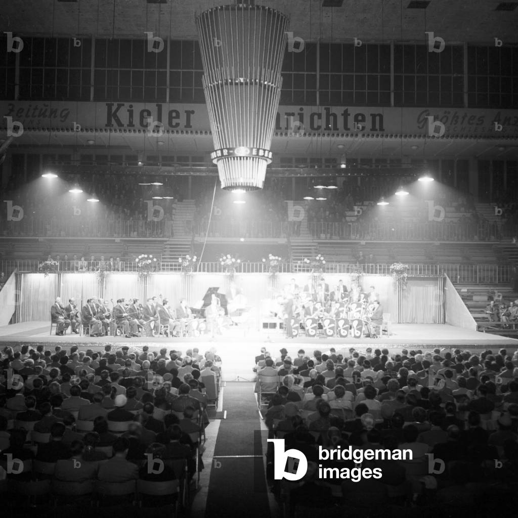 Full house at a concert, hosted by the newspaper Kieler Nachrichten and Polydor record label, Kiel 1954
