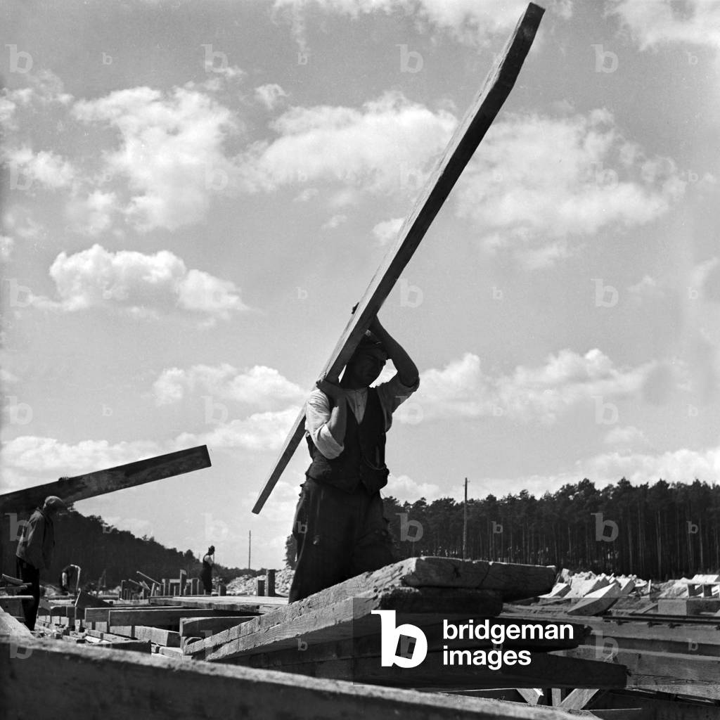 Motor feeder at Reichsautobahn highway - construction goes on while being at war, Germany 1940 (b/w photo)
