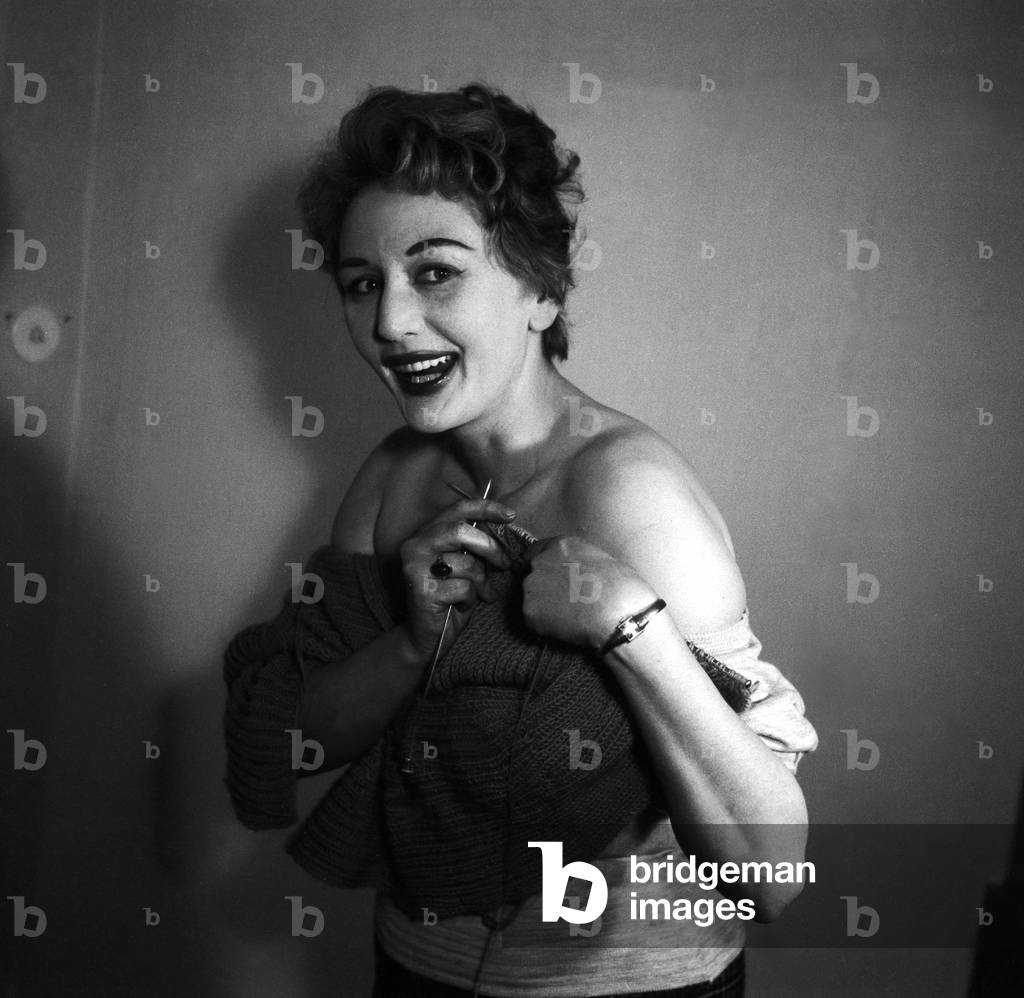 German singer, actress and dancer Evelyn Kuenneke knittling while a photo shooting, Hamburg 1956