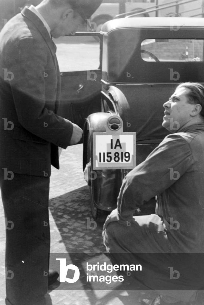 With the new car to the register, Germany 1930s (b/w photo)