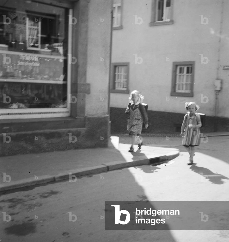 Children on their way to school in Weinheim, Germany 1930s (b/w photo)