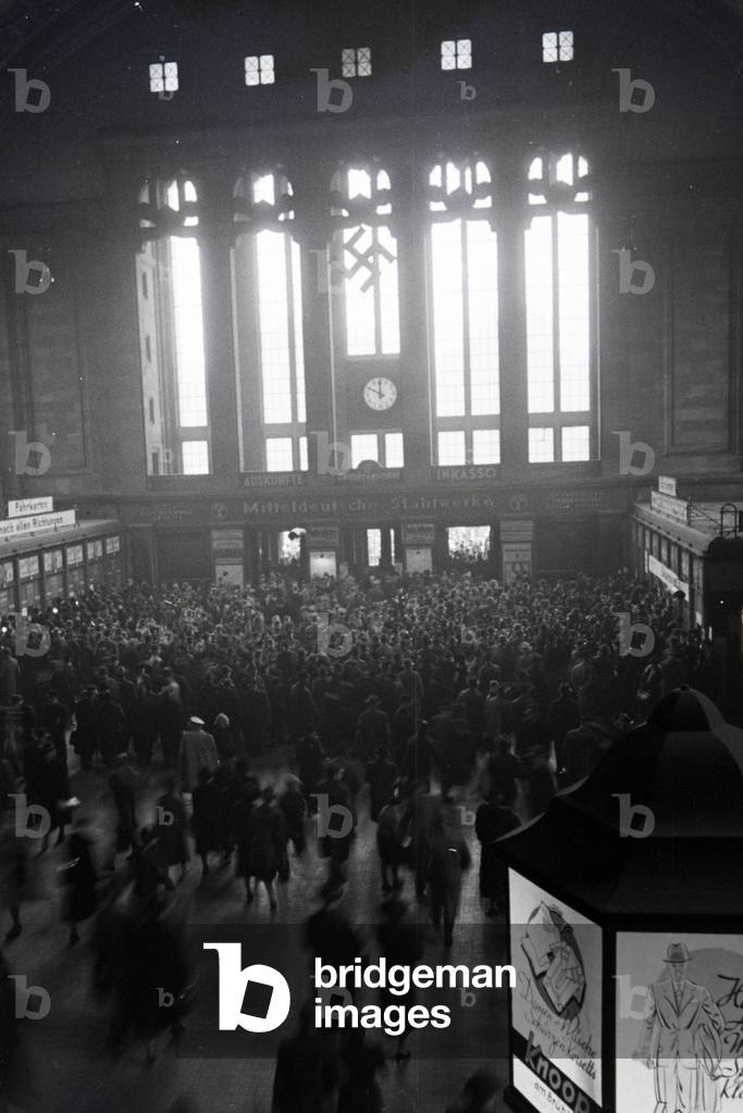 Visitors in the arrival hall of the central station of Leipzig on the way to the Leipziger Frühjahrsmesse, Germany 1941 (b/w photo)