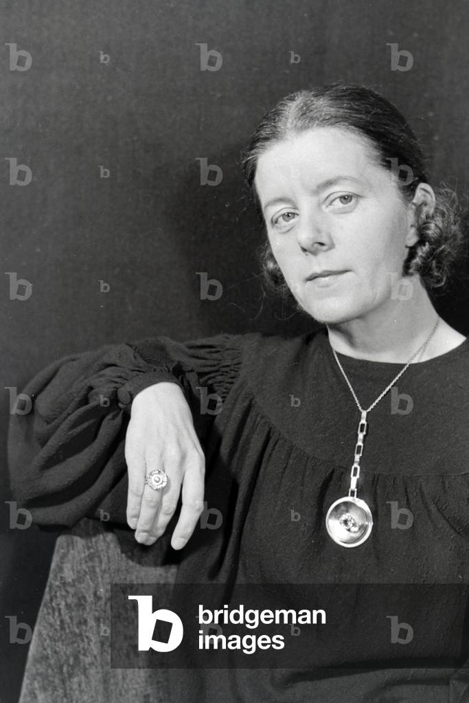 A goldsmith showing pieces of jewellery, Germany 1930s (b/w photo)