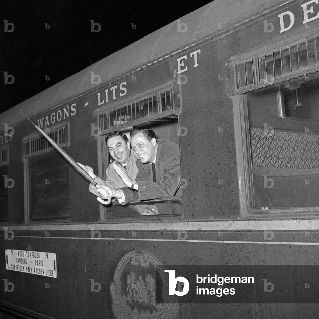 German violinist Helmut Zacharias saying good bye at Hamburg main station, Germany 1950s