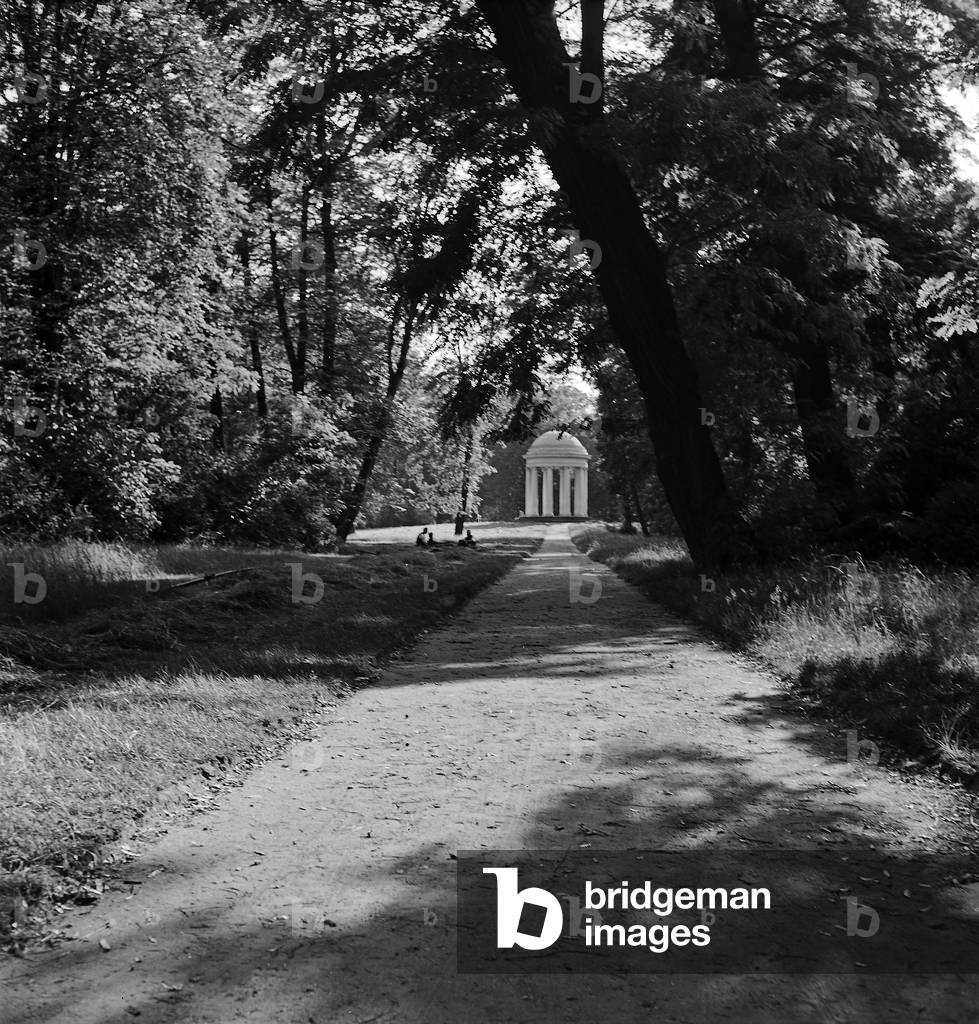 Pavillon at the park of the castle in Dessau, Germany 1930s (b/w photo)