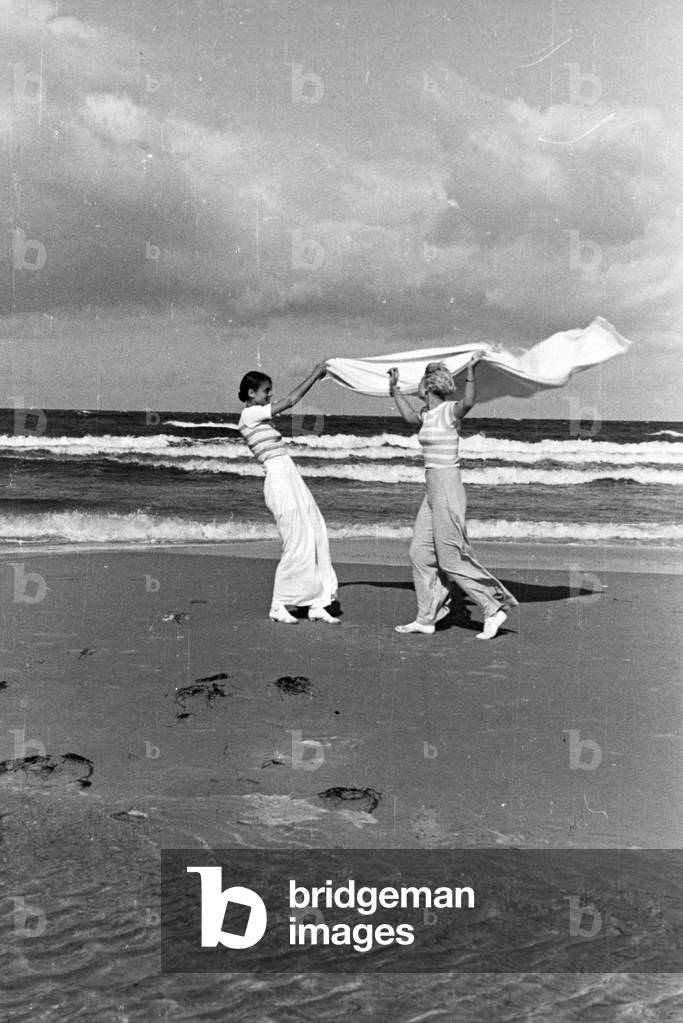 A family on vacation at the Baltic Sea, Deutsches Reich 1930s (b/w photo)