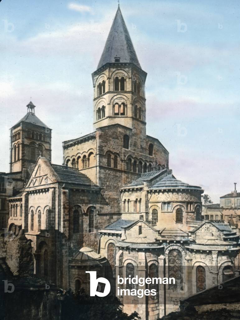 Basilique Notre Dame du Port de Clermont Ferrand - France, Auvergne region, Clermont-Ferrand, view to the Basilica of Notre-Dame du Port. Image date: circa 1910. Carl Simon Archive