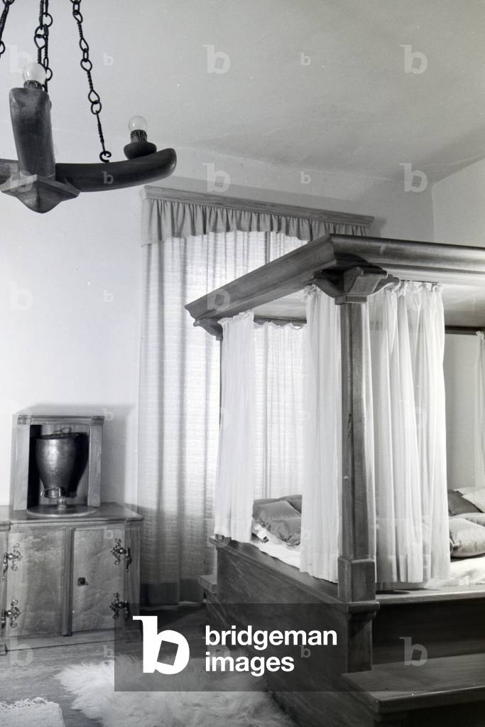 Bedroom with big canopy bed and antique sanitary installation in Hartmannsberg castle, the residence of Josef Thorak, Germany 1930s (b/w photo)