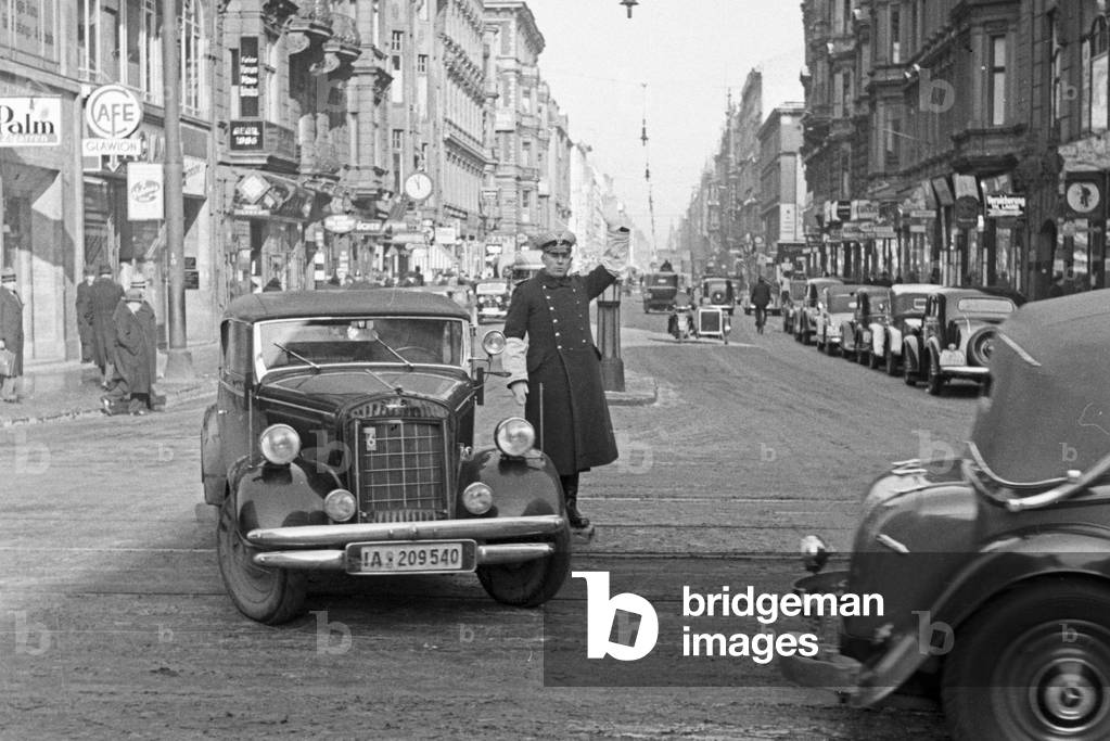 With the new car to the register, Germany 1930s (b/w photo)