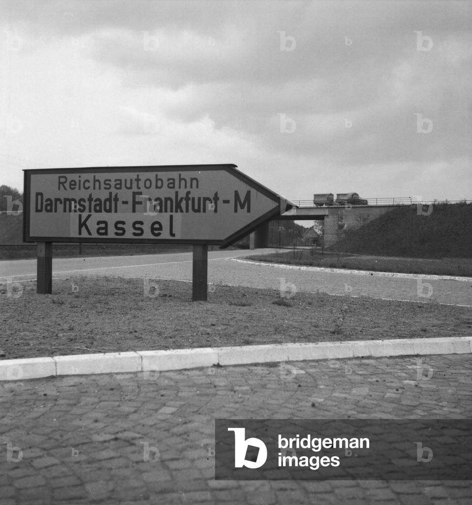 The Darmstadt - Frankfurt am Main route of the Reichsautobahn, Germany 1930s (b/w photo)