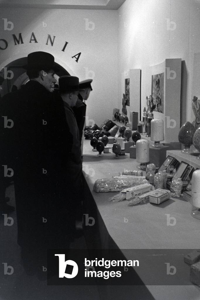 Visitors of the Leipziger Frühjahrsmesse in front of a Romanian stand with arts and crafts, Germany 1941 (b/w photo)