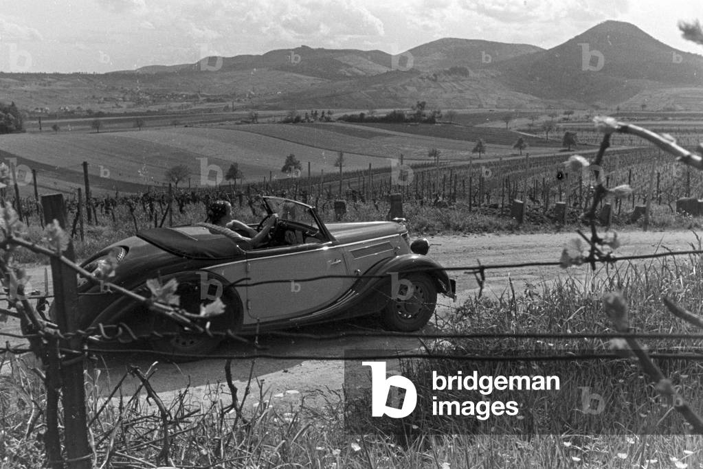 An excursion to the German Wine Route in the Palatinate, Germany 1930s (b/w photo)