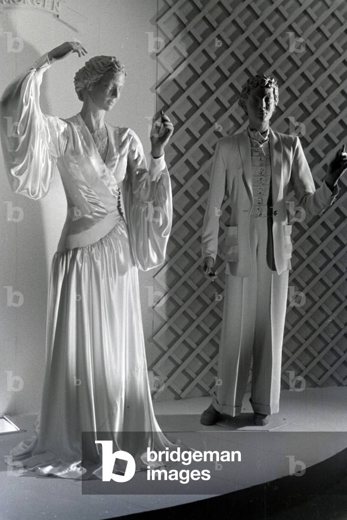 Display dummys in clothes dealing with the subject morning by fashion designer Eva Lemke, made of the synthetic rubber vistra of the chemistry company I, G. Farbenindustrie AG, Germany 1940s (b/w photo)