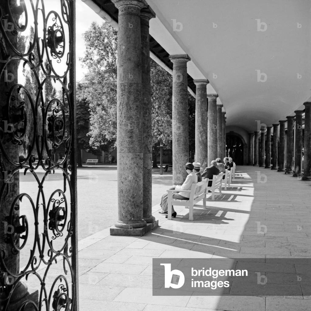 Spa guests relaxing in the courtyard of Bad Nauheim spa resort, Germany 1930s (b/w photo)