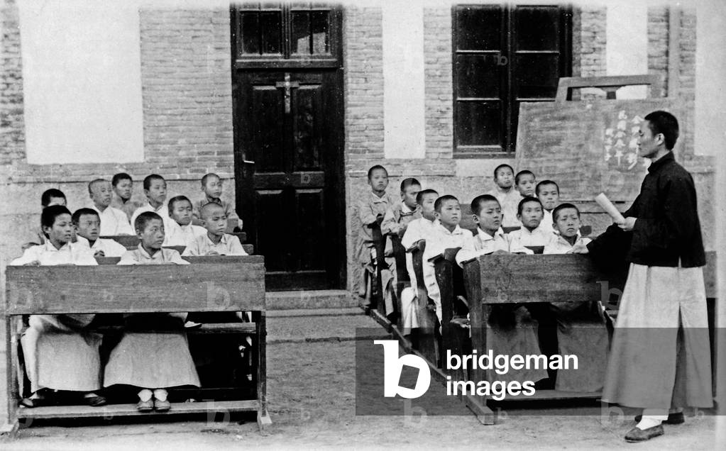 A teacher with pupils in the classroom, China 1910s