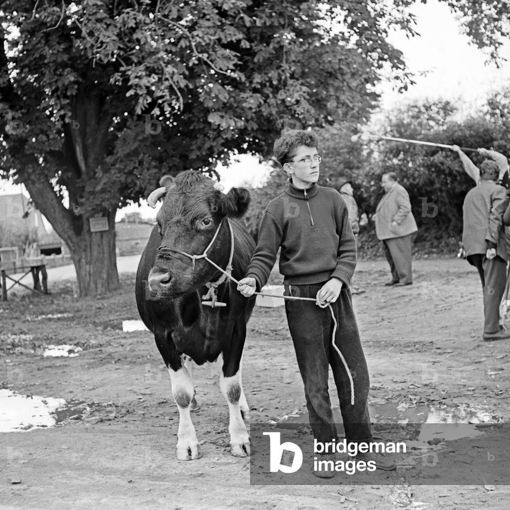 Hamburg actor Walter Scherau producing a special at the village Berlin in Segeberg district, Germany 1950s