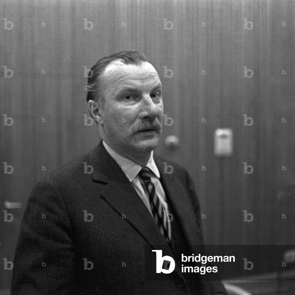 German actor Martin Held at the productin of an audio play of channel NDR in Hamburg, Germany 1950s