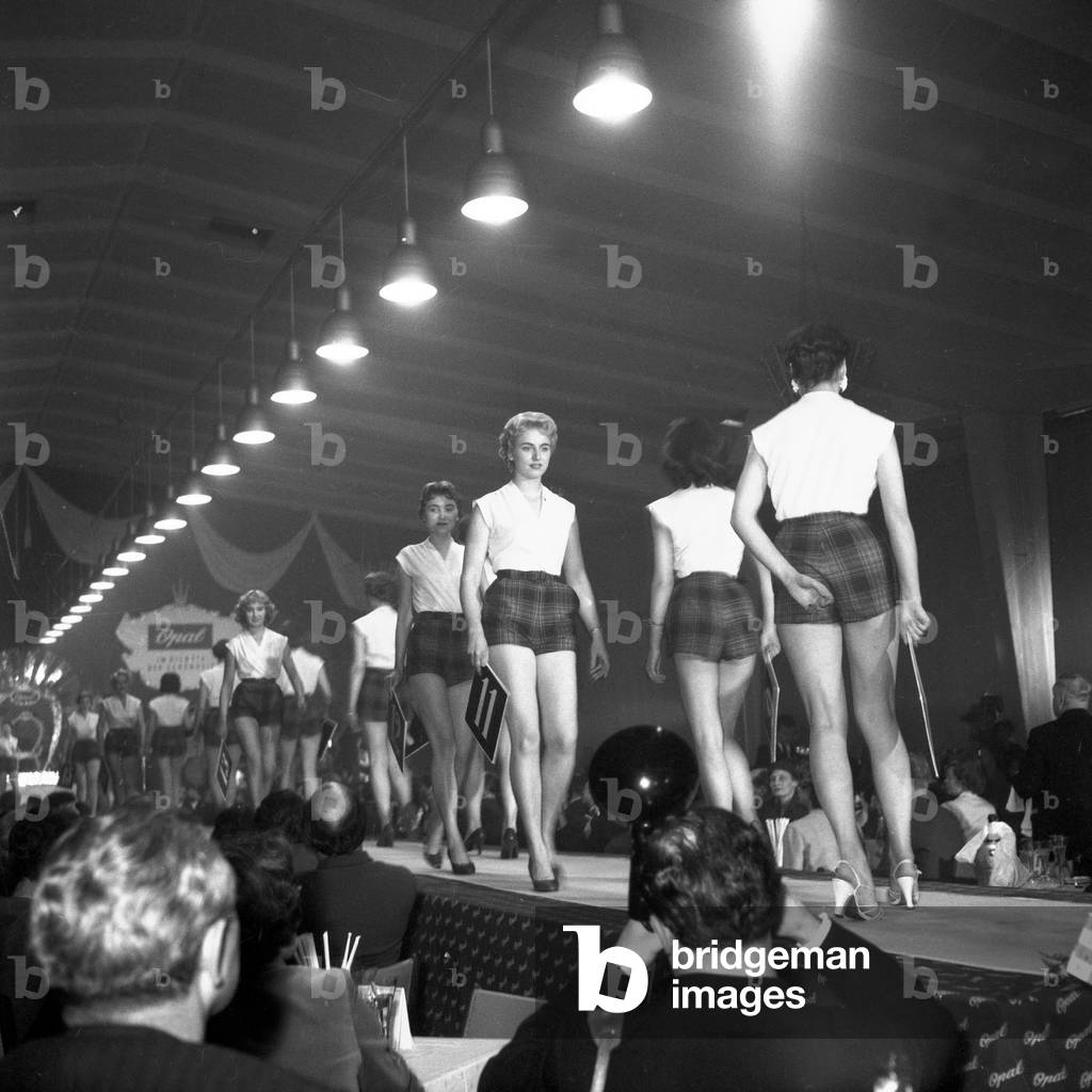 The competitors of the voting for Miss Hamburg 1956 on the catwalk