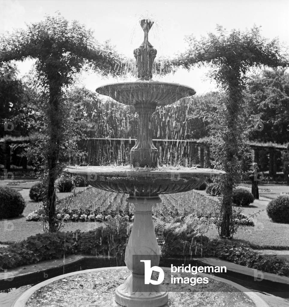 Fountain at the public garden of Villa Berg mansion at Stuttgart, Germany 1930s (b/w photo)