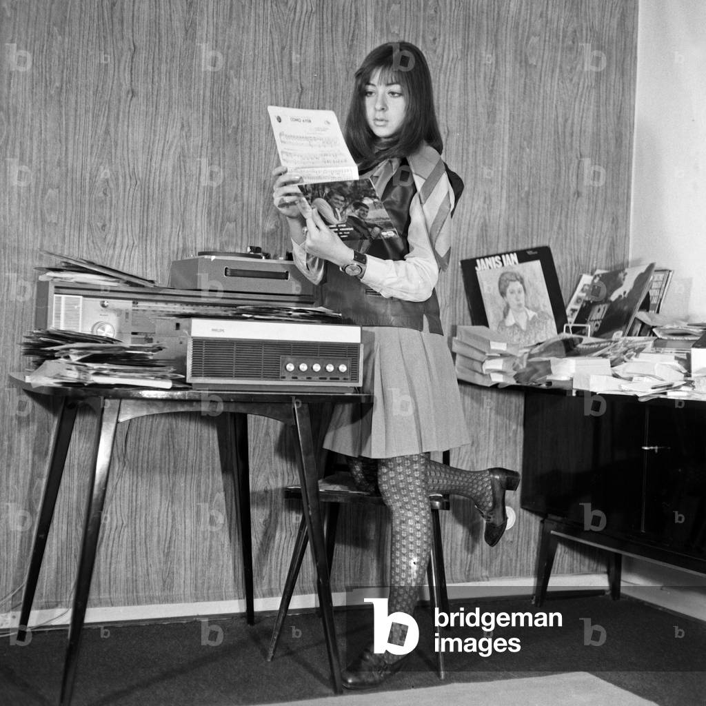 German Greek singer Vicky Leandros with a record player, end 1960s