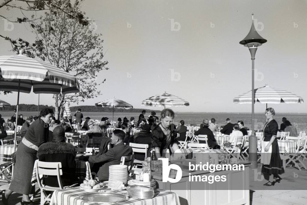A well-frequented café terrace at the Chiemsee, Germany 1930s (b/w photo)