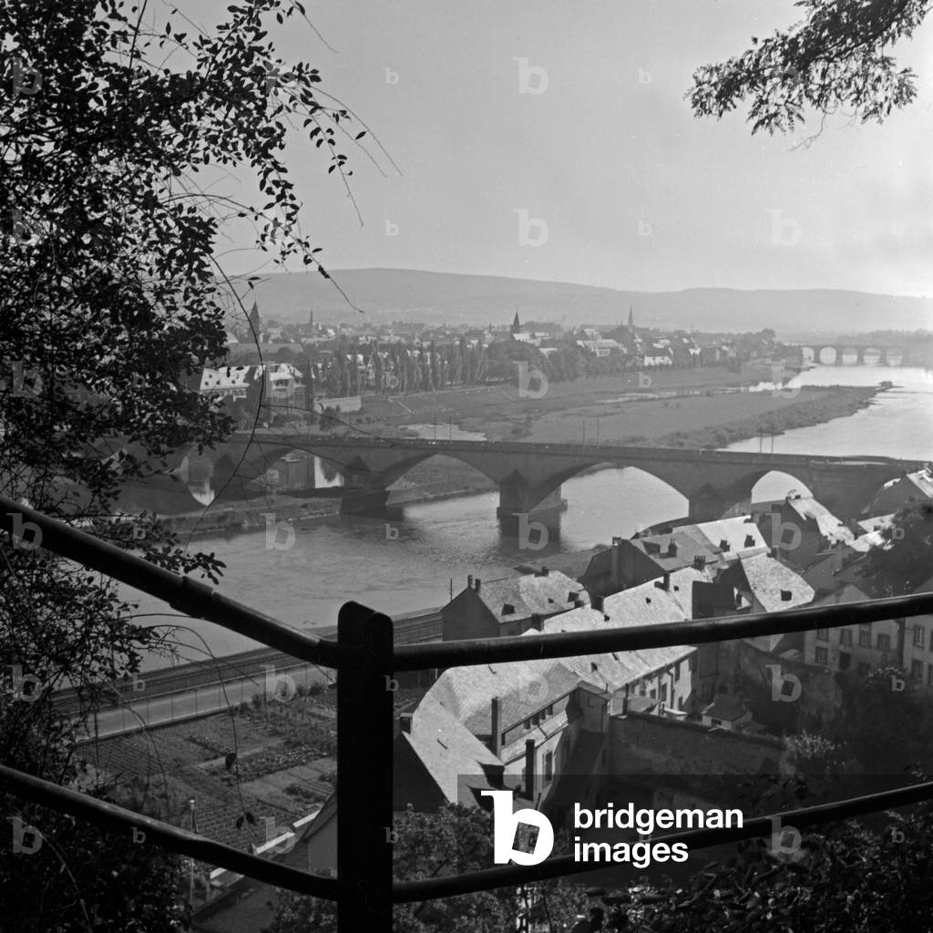 View to the Kaiser Wilhelm bridge at Trier, Germany 1930s (b/w photo)