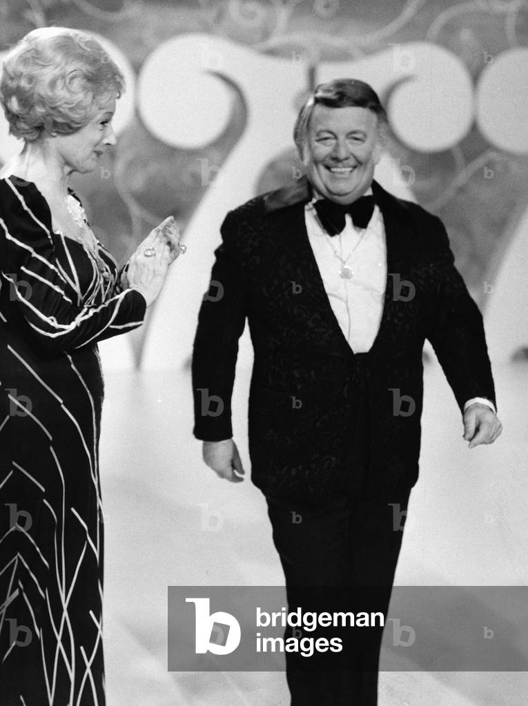 German cabaret artist Gisela Schlueter welcomes Dutch entertainer Lou van Burg, mid 1970s