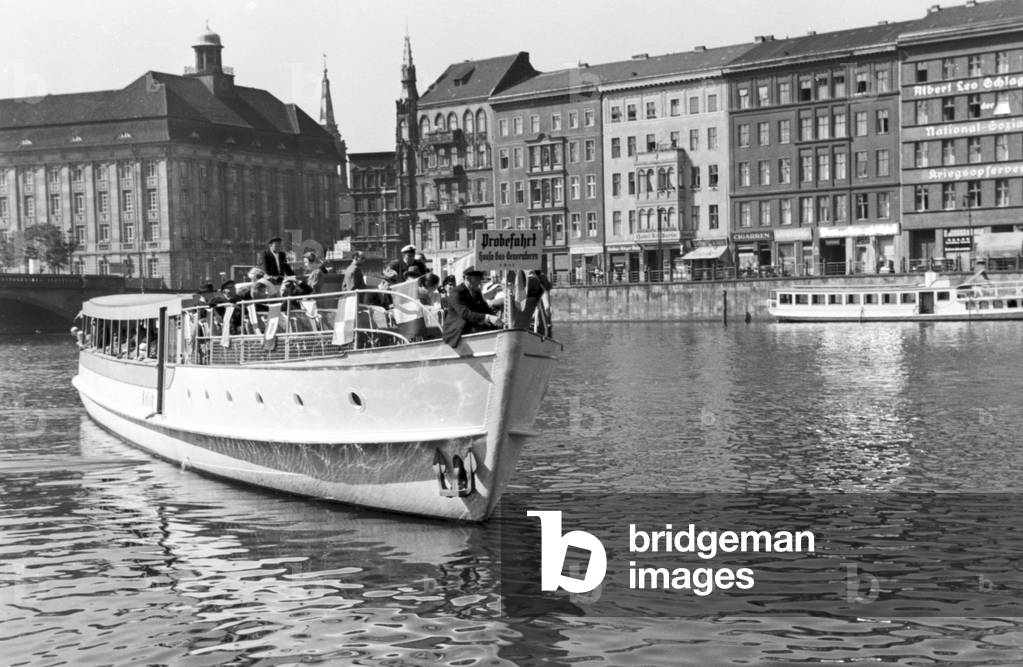 Operation of a steam vessel with Hansa gas generators, Germany 1930s (b/w photo)
