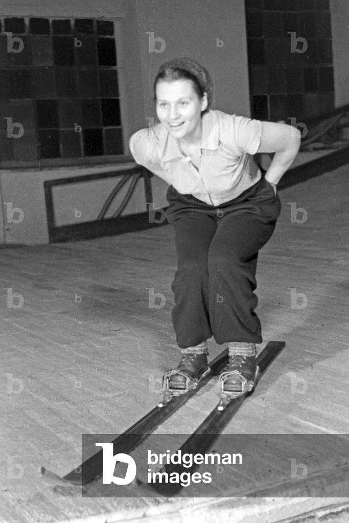 A young female skiing beginner showing a good style, Germany 1930s (b/w photo)