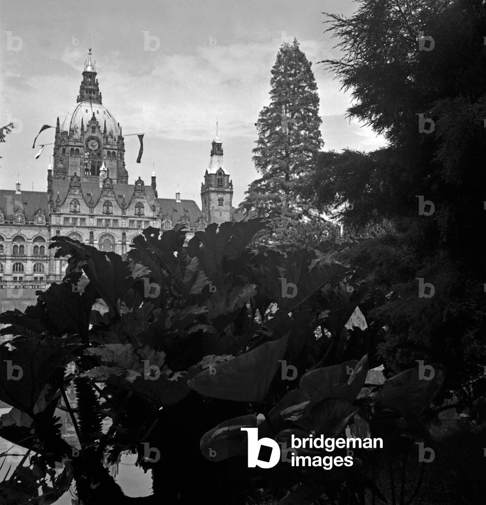 View to the new city hall of Hanover, Germany 1930s (b/w photo)